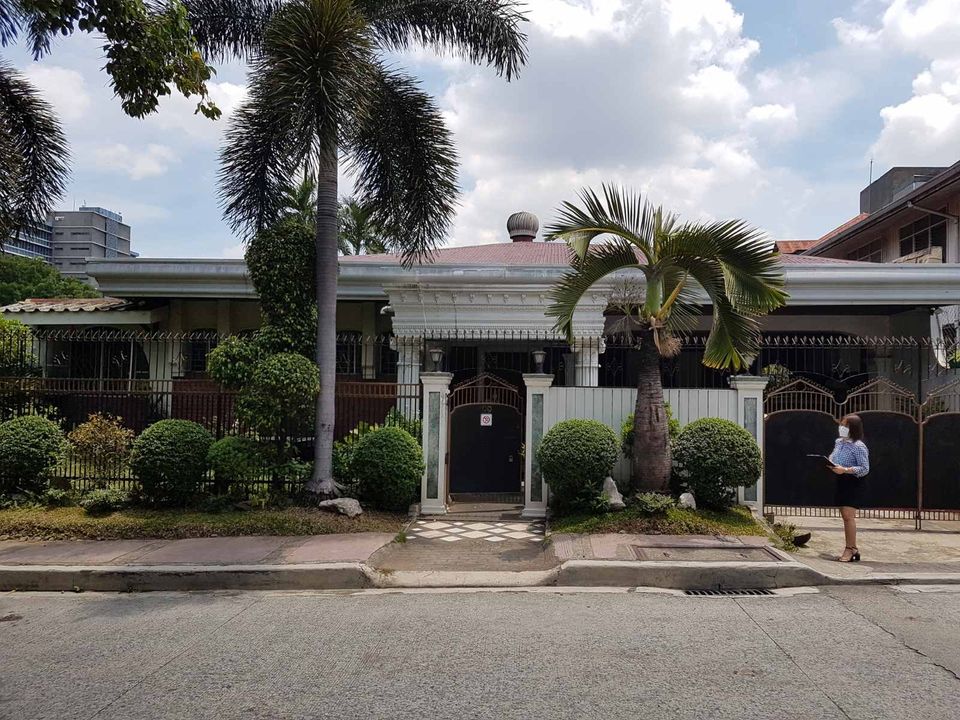HOUSE AND LOT FOR SALE IN CENTRAL QUEZON CITY